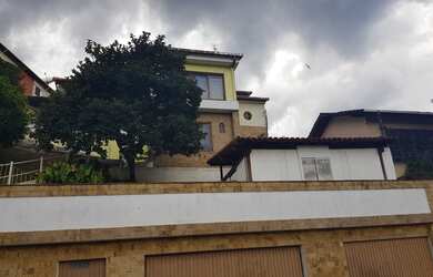 Imagem: A casa possui 4 Dormitórios, 2 Suítes, 4 Banheiros, 3 Vagas