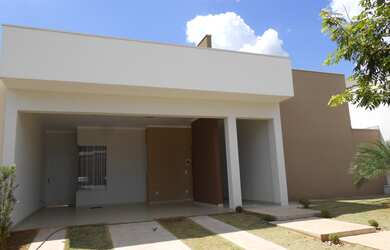 Imagem: A casa em condomínio possui 3 Dormitórios, 3 Suítes, 4 Banheiros