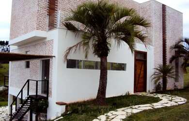 Imagem: A casa em condomínio possui 3 Dormitórios, 2 Suítes, 4 Banheiros