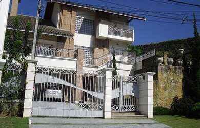 Imagem: A casa em condomínio possui 3 Dormitórios, 1 Suíte, 4 Banheiros