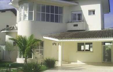 Imagem: A casa em condomínio possui 5 Dormitórios, 5 Suítes, 7 Banheiros