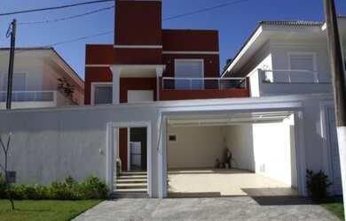 Imagem: A casa possui 4 Dormitórios, 4 Suítes, 5 Banheiros, 2 Vagas