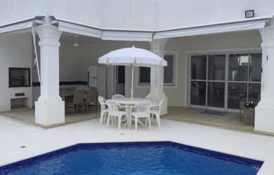 Imagem: A casa possui 4 Dormitórios, 4 Suítes, 4 Banheiros, 2 Vagas