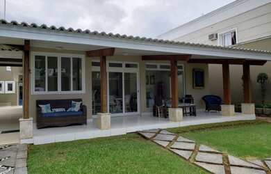 Imagem: A casa possui 3 Dormitórios, 1 Suíte, 4 Banheiros, 4 Vagas