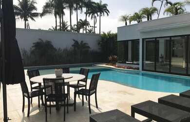 Imagem: A casa em condomínio possui 8 Dormitórios, 7 Suítes, 9 Banheiros