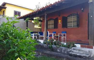 Imagem: A casa possui 3 Dormitórios, 1 Suíte, 2 Banheiros e 2 Vagas