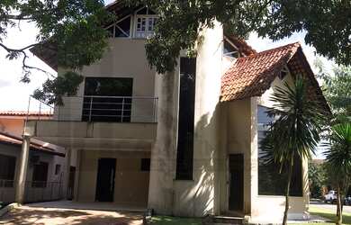 Imagem: A casa em condomínio possui 5 Dormitórios, 3 Suítes, 8 Banheiros