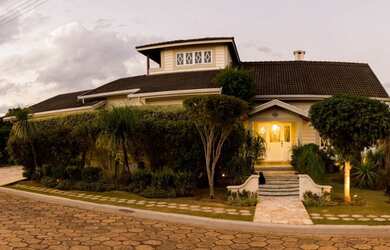 Imagem: A casa possui 5 Dormitórios, 5 Suítes, 8 Banheiros, 6 Vagas