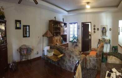 Imagem: A casa possui 3 Dormitórios, 1 Suíte, 4 Banheiros, 2 Vagas