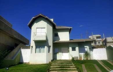 Imagem: A casa em condomínio possui 4 Dormitórios, 3 Suítes, 4 Banheiros