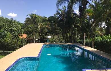 Imagem: A chácara possui 2 Dormitórios, 1 Suíte, 3 Banheiros, 2 Vagas