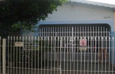 Imagem: A casa possui 2 Dormitórios, 2 Banheiros, 2 Vagas na garagem