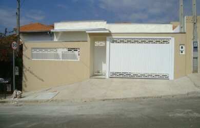 Imagem: A casa possui 3 Dormitórios, 1 Banheiro, 2 Vagas na garagem