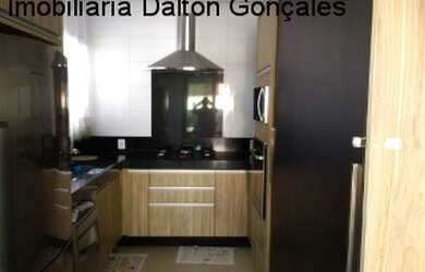 Imagem: A casa em condomínio possui 3 Dormitórios, 3 Suítes, 4 Banheiros