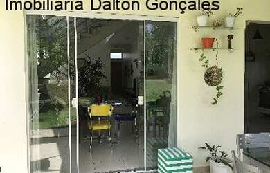 Imagem: A casa em condomínio possui 4 Dormitórios, 2 Suítes, 5 Banheiros