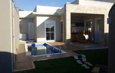 Imagem: A casa em condomínio possui 3 Dormitórios, 3 Suítes, 4 Banheiros