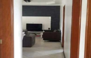 Imagem: A casa possui 3 Dormitórios, 1 Suíte, 2 Banheiros, 2 Vagas