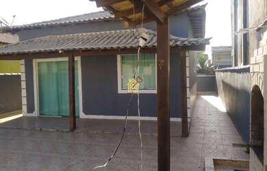 Imagem: A casa possui 2 Dormitórios, 2 Suítes, 1 Banheiro e 2 Vagas