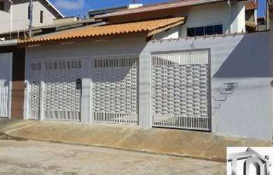 Imagem: A casa possui 3 Dormitórios, 1 Suíte, 1 Banheiro, 3 Vagas