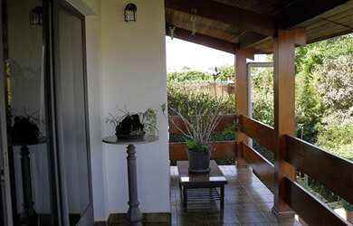 Imagem: A casa possui 3 Dormitórios, 2 Suítes, 5 Banheiros, 3 Vagas