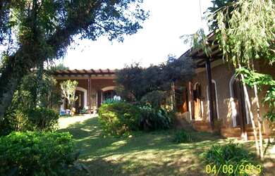 Imagem: A casa possui 5 Dormitórios, 1 Suíte, 4 Banheiros, 5 Vagas