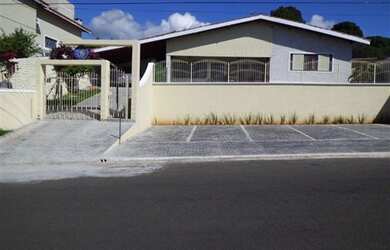 Imagem: A loja possui 3 Banheiros, 8 Vagas na garagem, 790m² de Área