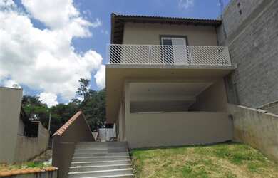 Imagem: A casa possui 3 Dormitórios, 1 Suíte, 2 Banheiros, 5 Vagas