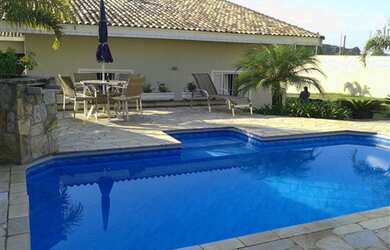 Imagem: A casa possui 3 Dormitórios, 1 Suíte, 3 Banheiros, 4 Vagas