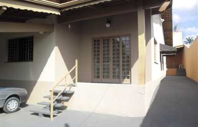 Imagem: A casa possui 3 Dormitórios, 1 Suíte, 2 Banheiros, 2 Vagas