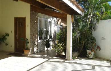 Imagem: A casa possui 3 Dormitórios, 1 Suíte, 2 Banheiros, 4 Vagas