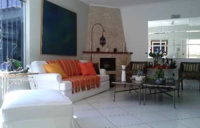 Imagem: A casa possui 4 Dormitórios, 1 Suíte, 3 Banheiros, 3 Vagas