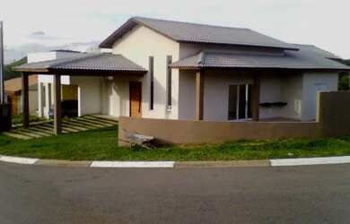 Imagem: A casa possui 3 Dormitórios, 3 Suítes, 1 Banheiro, 2 Vagas