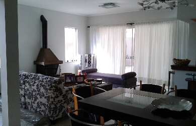 Imagem: A casa possui 3 Dormitórios, 3 Suítes, 4 Banheiros, 2 Vagas