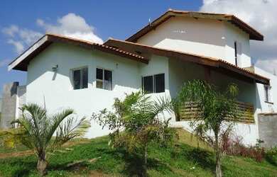 Imagem: A casa em condomínio possui 3 Dormitórios, 1 Suíte, 3 Banheiros