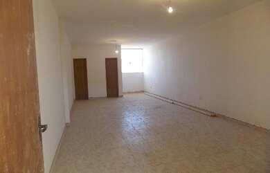 Imagem: A sala comercial possui 2 Banheiros, 3 Vagas na garagem, 60m²