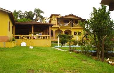 Imagem: A chácara possui 3 Dormitórios, 2 Suítes, 4 Banheiros, 6