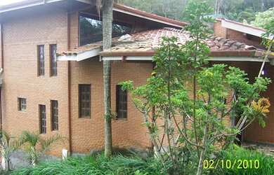 Imagem: A casa possui 2 Dormitórios, 1 Suíte, 3 Banheiros, 5 Vagas