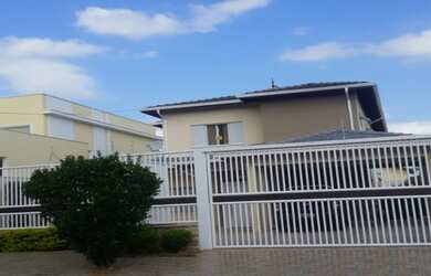 Imagem: A casa possui 3 Dormitórios, 5 Banheiros, 4 Vagas na garagem