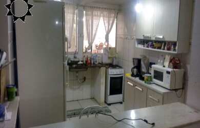 Imagem: A casa possui 3 Dormitórios, 1 Banheiro, 4 Vagas na garagem