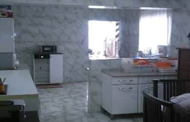 Imagem: A casa possui 4 Dormitórios, 2 Suítes, 6 Banheiros, 200m²