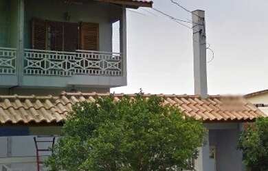 Imagem: A casa possui 5 Dormitórios, 1 Suíte, 2 Banheiros, 4 Vagas