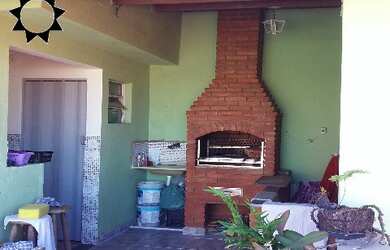 Imagem: A casa possui 3 Dormitórios, 2 Suítes, 2 Banheiros, 2 Vagas