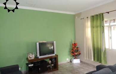 Imagem: A casa possui 3 Dormitórios, 1 Banheiro, 2 Vagas na garagem