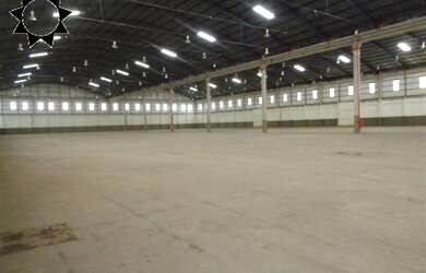 Imagem: O depósito possui 10 Banheiros, 19.000m² de Área, 10.600m²