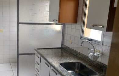 Imagem: O apartamento possui 2 Dormitórios, 1 Banheiro, 1 Vaga na garagem