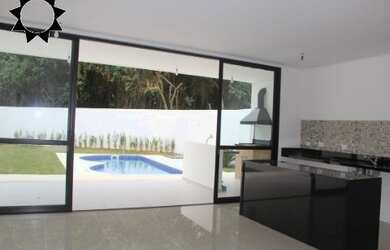 Imagem: A casa em condomínio possui 4 Dormitórios, 4 Suítes, 4 Banheiros