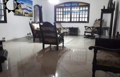 Imagem: A casa possui 4 Dormitórios, 2 Suítes, 1 Banheiro, 2 Vagas