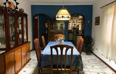 Imagem: A casa possui 3 Dormitórios, 1 Banheiro, 4 Vagas na garagem