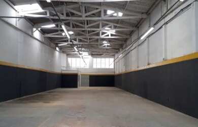 Imagem: O depósito possui 2 Banheiros, 455m² de Área Privada e está