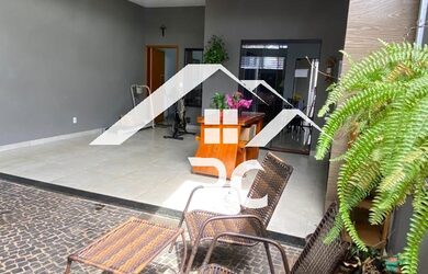 Imagem: A casa possui 3 Dormitórios, 1 Suíte e está localizado em